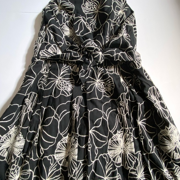 Ellen Tracy tank dress with attached belt . Beautiful cream floral stitching . - Picture 4 of 7